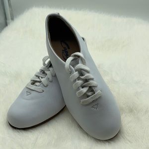 Capezio Clogi White Character Shoe